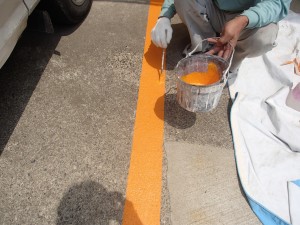 筆を使って仕上の色入れ