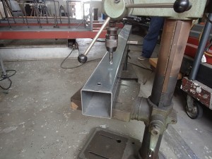 車止めの鉄骨を加工中