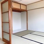 南側の居室(6帖)は畳です。押し入れは思い切って襖を取り払いました。デスクスペースとしてどうぞ。