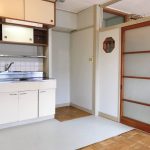 キッチン。冷蔵庫置き場を増設しました。すっきり使えます。