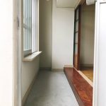南側に張り出した一角には土間と縁側を設けました。冬期間の部屋干しのみならず、植物を並べて温室のように使うこともできます。