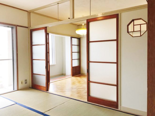 南側居室(6帖)からダイニングキッチンを望む