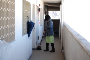 廊下　はき掃除