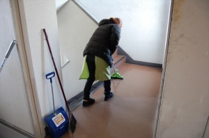 内階段 モップがけ