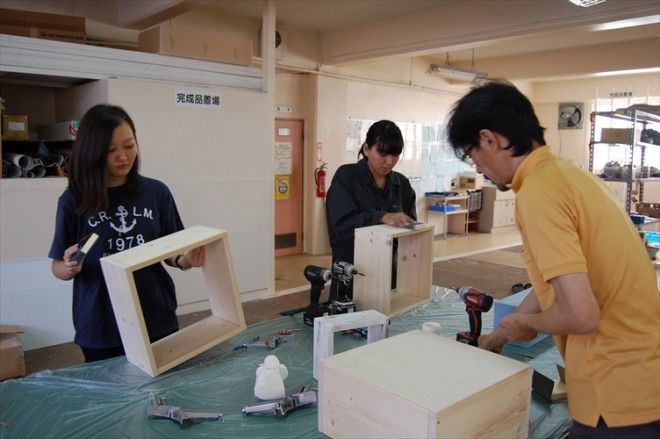 やすりがけ中