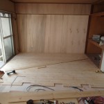 SPACE 1にフローリング床が張られていきます。